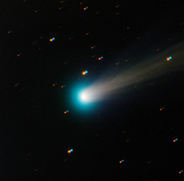 В 2013 году земляне увидели гибель "кометы века" ISON (фото Jehin/ESO/Wikimedia Commons). 