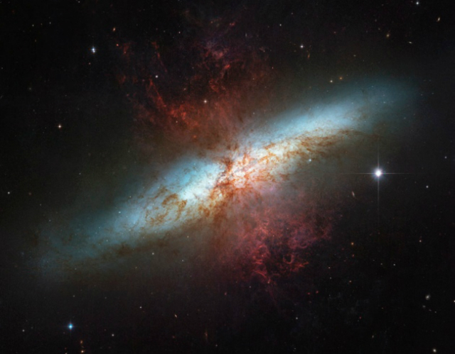 Взрыв сверхновой в галактике "Сигара" 