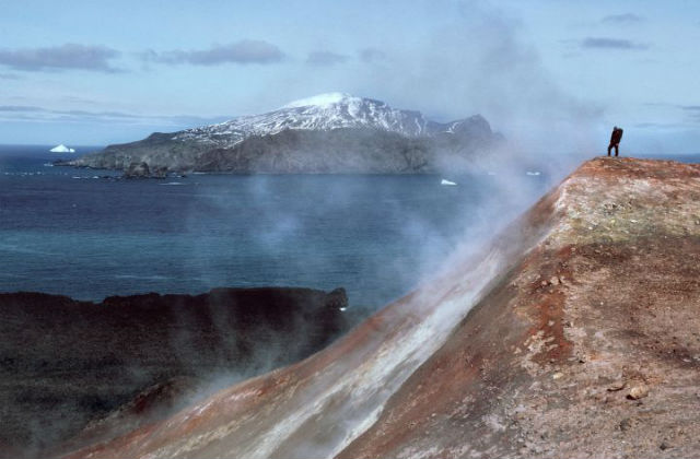Облака вулканического пара на Южных Сандвичевых островах создают благоприятные условия для существования различных форм жизни на подогреваемых склонах (фото Peter Convey/Australian Antarctic Division).
