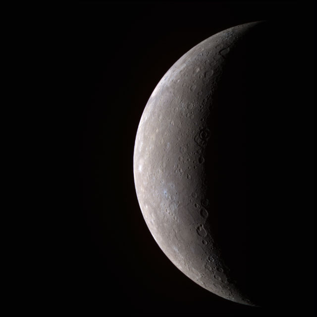 Снимок аппарата Messenger: тектонические выступы, словно растяжки на теле, свидетельствуют о существенном сокращении размеров Меркурия 