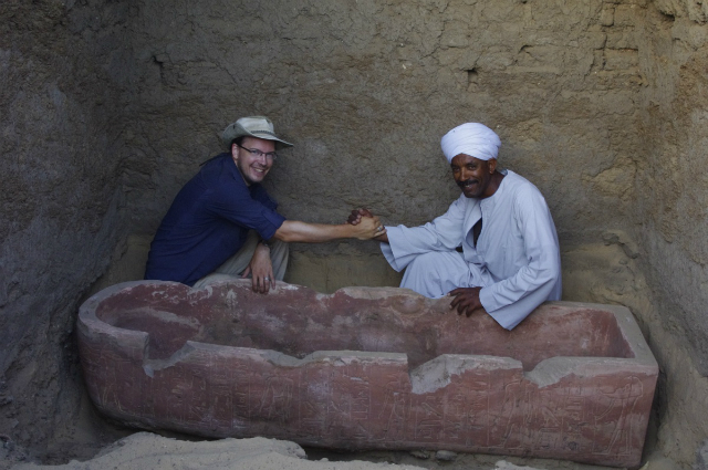 В одной из камер археологи нашли саркофаг из песчаника, выкрашенный в красный цвет (фото Kevin Cahail).