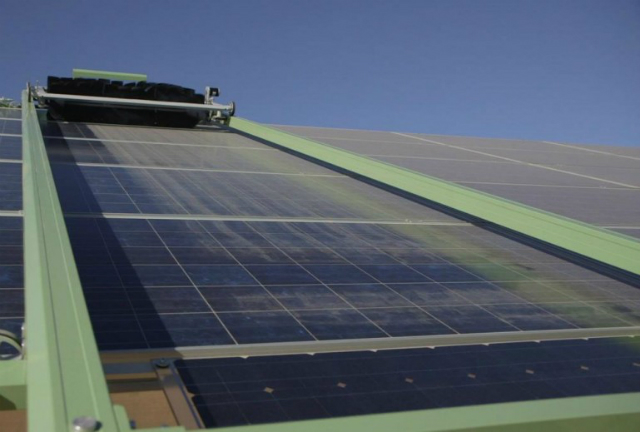 Каждую ночь роботы Ecoppia Е4 удаляют 99% пылевых загрязнений (фото Ecoppia).