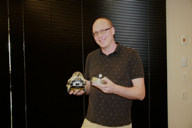 Ведущий автор исследования Стефан Эльфвинг с кибермышью (фото OIST). 