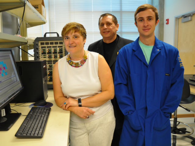 Авторы разработки Миримах Озкан (Mihrimah Ozkan), Сенгиз Озкан (Cengiz Ozkan) и Закари Фейворс (Zachary Favors) (фото UCR).