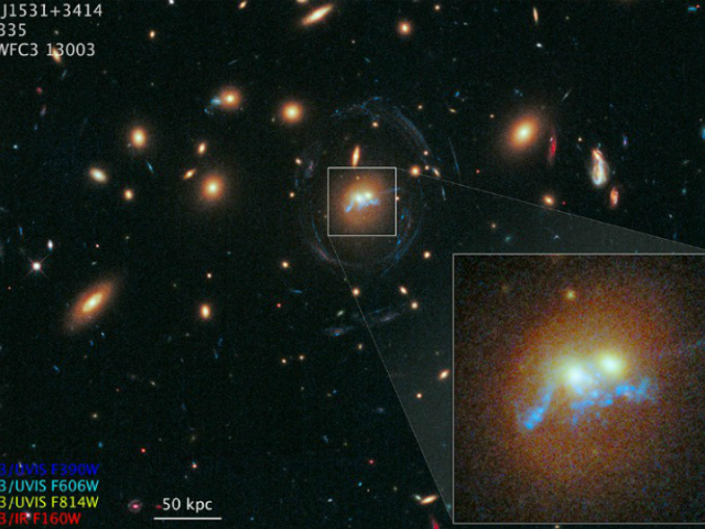 Ряд из светящихся объектов как мост связывает две сливающиеся галактики, расположенные от Земли на расстоянии в 100 тысяч световых лет 