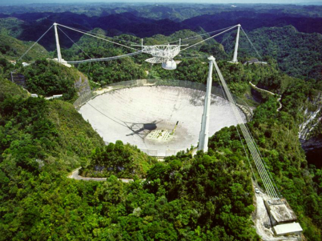 Обсерватория Аресибо в Пуэрто-Рико (фото NAIC, Arecibo Observatory, NSF).