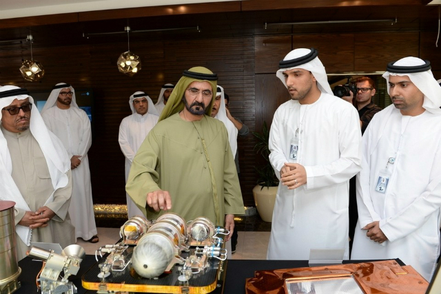 Шейх осматривает макет искусственного спутника, который создаётся в Эмиратском институте передовой науки и технологий EIAST, и должен быть выведен на орбиту в 2017 году (фото с сайта www.alarab.co.uk).