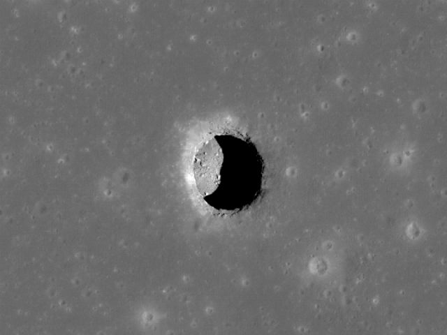 Лунные ямы сформированы по большей части относительно недавно, и могут стать пристанищем для колонизаторов (фото NASA/GSFC/Arizona State University). 