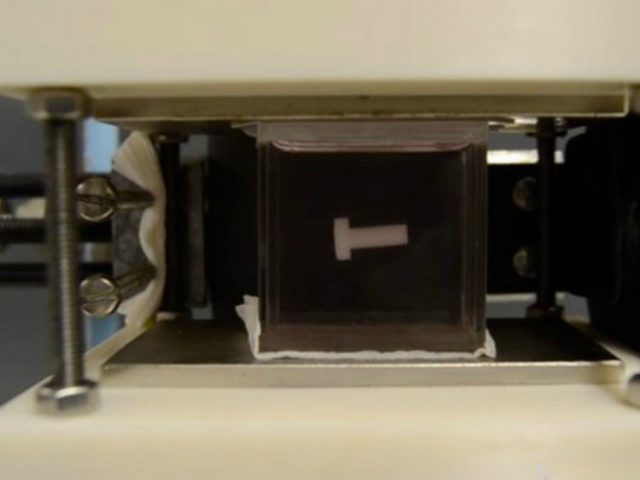 Эти два магнита были расположены в верхней и нижней части контейнера (фото группы George M. Whitesides).