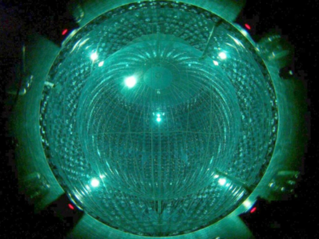 Электронные нейтрино Солнца были обнаружены с помощью детектора Borexino (фотоBorexino Collaboration). 