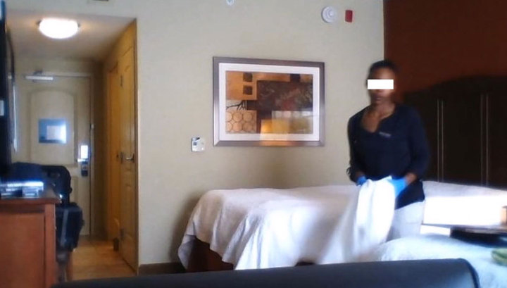 Новенькой уборщице в номере отеля залили белой кончей нежный фейс