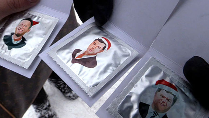 Невзирая на метель, москвичи расхватали презервативы с портретами лидеров оппозиции