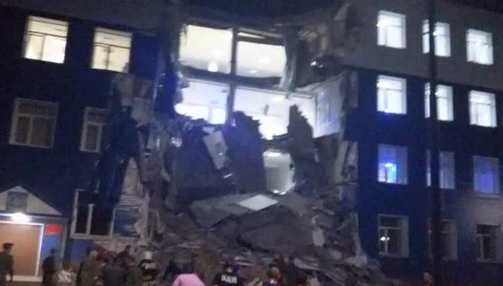 Под обломками казармы в Омске погибли двое