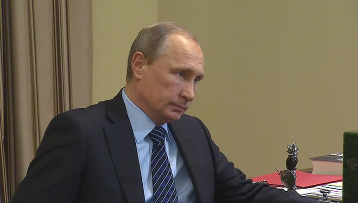 Путин вновь сократил себе зарплату